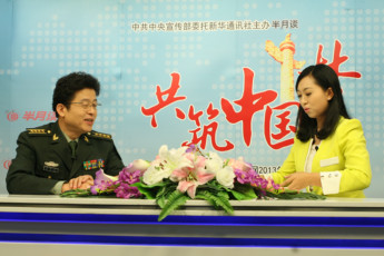寒石教授（左）与主持人在访谈现场