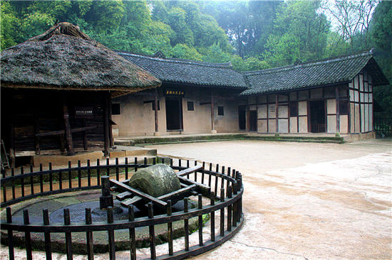四川红色旅游火 掀"革命故居热"_半月谈网