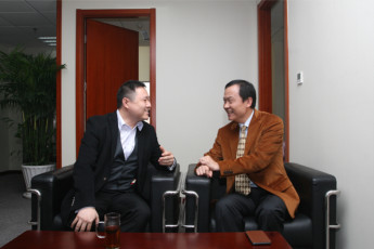 高建华教授（右）与半月谈网领导交流