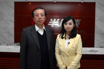 王大伟教授（左）与主持人合影