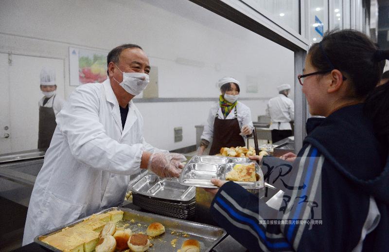 校长任继长,为学生打饭、开车门