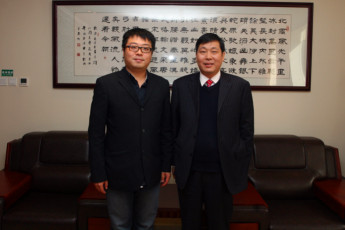 董振华教授（右）与半月谈网领导合影