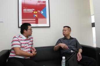 汪局长(右）与网站领导于雅光亲切交谈
