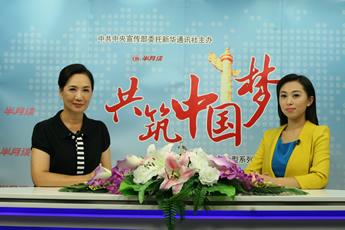 马妮老师（左）与主持人在访谈现场