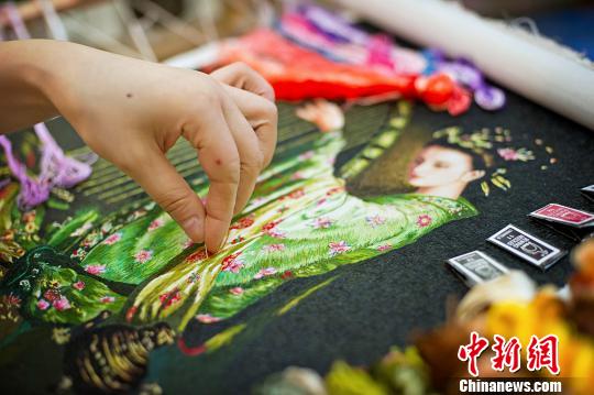 古镇藏“针上油画” 探访中国五大名绣之乱针绣_半月谈网