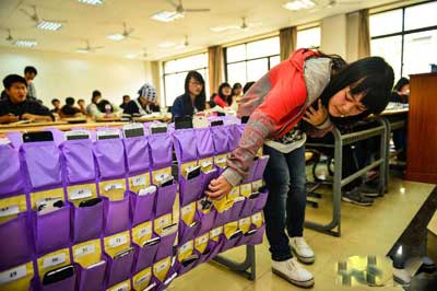 光明日报:课堂低头族,如何抬起头?