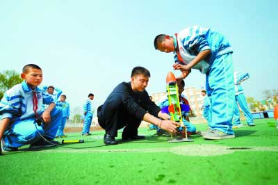 北京日报:乡村教师做教具