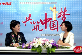 王雁院长（左）与主持人裴玲在访谈现场