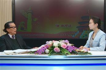 李燕杰（左）与主持人在访谈现场