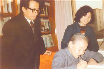 李燕杰（左）与冰心（中）