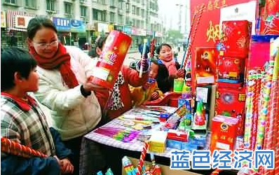 违法烟花爆竹存隐患 暗访查扣50箱