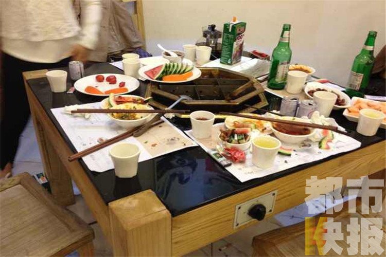 火锅突然爆炸服务员被烫伤 餐厅 打火机掉进汤锅图片 82615 750x500
