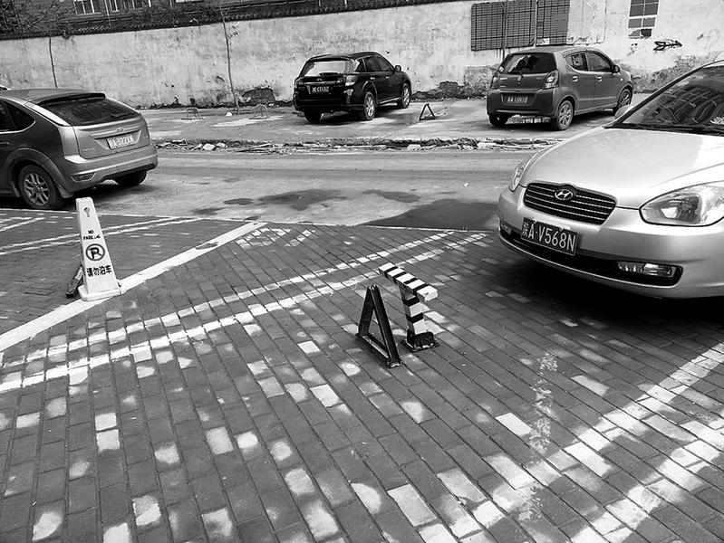 西安幸福宜家小区将公共场地承包给个人 每车