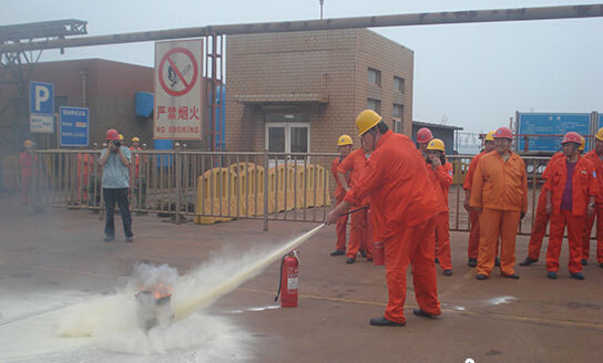 日照港开展溢油消防演练