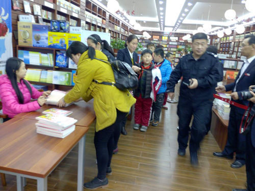 阳谷县新华书店举办作家签名售书活动
