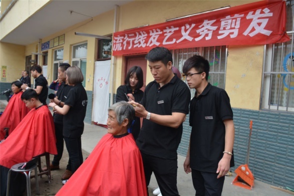 母亲节情暖上岭村_半月谈网