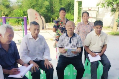 刘天才(前右二)正在收集村民意见