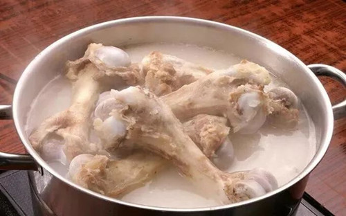 原来骨头汤、豆浆、海带都不能补钙!最补钙的食物竟是… 原来骨头汤、豆浆、海带都不能补钙!最补钙的食物竟是…